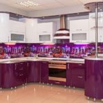 Perabot dapur dengan kaunter bar