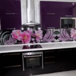 Apron akrilik di atas meja dapur