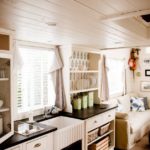 Canapé à l'intérieur d'une cuisine rustique