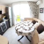 Nappe à carreaux sur la table de la cuisine