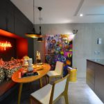 Inscription au néon sur le mur de la cuisine