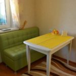 Petit canapé avec revêtement vert