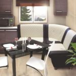 Γωνία με άνετες πλάτες στο εσωτερικό της κουζίνας