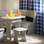 Χυμός πορτοκαλιού σε ένα καράφα στο τραπέζι