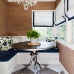 Η διακόσμηση των ρωμαϊκών κουρτινών των παραθύρων στην τραπεζαρία