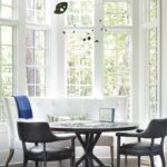 Φωτεινό παράθυρο με μαλακό καναπέ