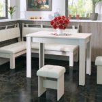 Table blanche sur le sol de la cuisine sombre