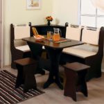 Tapis à rayures sur le sol de la cuisine