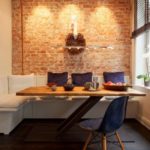 Τούβλο τοίχο σε μια μικρή κουζίνα