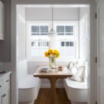 Δύο καναπέδες στην τραπεζαρία της κουζίνας