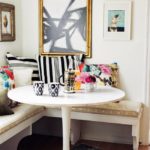 Στρογγυλό τραπέζι για πρωινό στην κουζίνα του διαμερίσματος