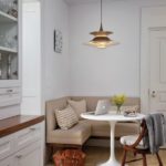 Μαλακός καναπές στη γωνία μιας μικρής κουζίνας