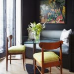 Ξύλινες καρέκλες με μαλακά μαξιλάρια