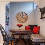 Μεγάλο ρολόι με λατινικούς αριθμούς στον τοίχο της κουζίνας