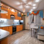 Bandeau en tissu multicolore sur la fenêtre de la cuisine