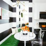 Σχεδιασμός κουζίνας με ριγωτά τοιχώματα.