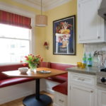 Κόκκινη ταπετσαρία στην κουζίνα