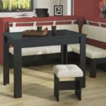 Μαύρο ξύλινο τραπέζι