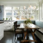 L'intérieur d'une grande cuisine dans une maison de campagne