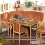 Μήλα σε κουτιά λυγαριά στο πάτωμα της κουζίνας