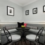 Petite table et canapé d'angle