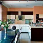 เฟอร์นิเจอร์สีดำภายในห้องครัวพร้อมผนังสีพีช