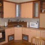 ภาพถ่ายของห้องครัวพร้อมอ่างล้างจานในมุม