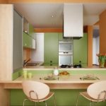 เฟอร์นิเจอร์สีเขียวในห้องครัวพร้อมบาร์อาหารเช้า