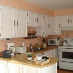 ห้องครัวขนาดกะทัดรัดพร้อมคาบสมุทรขนาดเล็ก