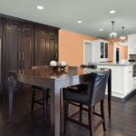 เฟอร์นิเจอร์สีเข้มในการตกแต่งภายในของห้องครัวห้องรับประทานอาหาร