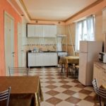 พื้นตาหมากรุกเซรามิกในห้องครัวกว้างขวาง