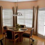 ผ้าม่านสีน้ำตาลในพื้นที่รับประทานอาหาร