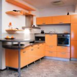 ชั้นวางเปิดบนผนังห้องครัว