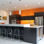 ไฟจี้บนเพดานของห้องครัว