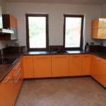 ครัวรูปตัวยูพร้อมหน้าต่างสองบาน