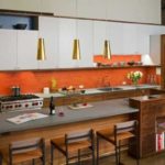 ตู้แขวนผนังพร้อมผนังอาคารสีขาว