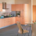 พื้นสีเทาเข้มในการตกแต่งภายในของห้องครัว