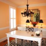 โคมระย้าสีดำเหนือโต๊ะสีขาว