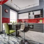 Gri bir mutfak kırmızı önlük