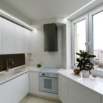 Düzensiz şekilli kompakt bir mutfak düzeni