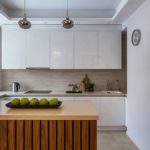 Gri bir tepsi üzerinde yeşil elma