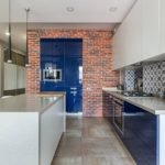 Mutfak tasarımı ile tuğla duvar.