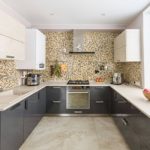 Mutfak duvarında ince mozaik