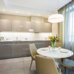 Yarı saydam perdeler mutfak penceresinde