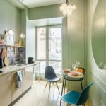 Mutfak duvarında büyük bir ayna