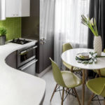 Yuvarlak masa ile küçük mutfak