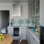 Ahşap bir masa üzerinde yeşil elma