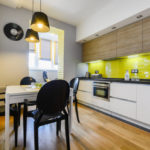 Akrilik camdan yapılmış sarı önlük