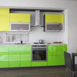 Dapur lengkap dengan facades hijau dan kuning