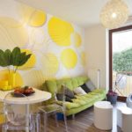 Sofa hijau di dapur sebuah rumah persendirian